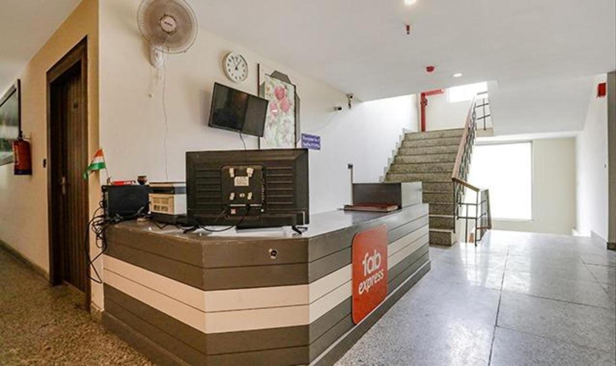 Fabhotel F9 Sector 58 Нойда Экстерьер фото